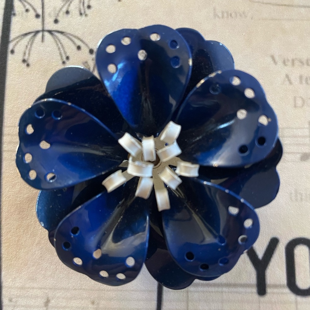 Enamel floral brooch - Picture 2 of 3